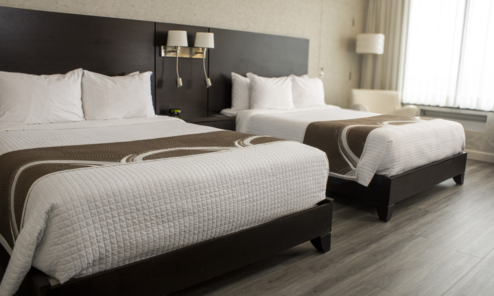 Vue d'une chambre du cinquième étage Côté Jardins à 2 lits Queen avec tapis