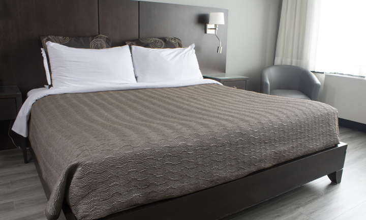 Vue d'une chambre Côté Jardins à 1 lit King avec tapis