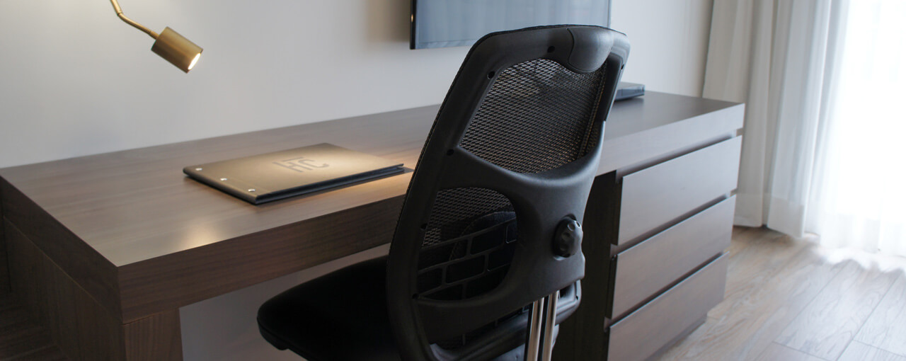 Bureau de travail et chaise ergonomique dans une chambre Affaires