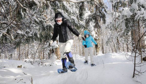 Enfants construisant des châteaux de sable au bord de l'eau